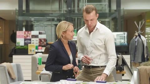 Engineers working in office with building 3d model Vídeos de archivo 146542914