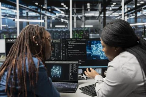 Engineers working together, inspecting neural network data center Stockfoto's