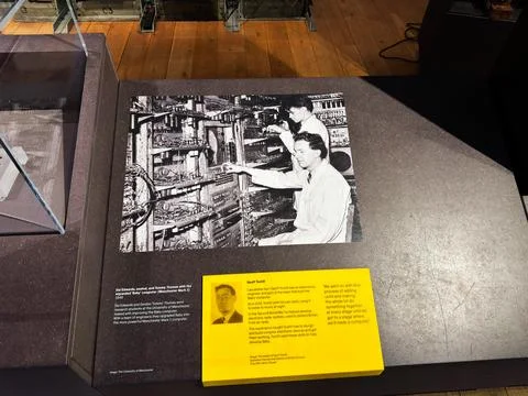 Engineers working on vintage Baby computer exhibit at the Science and Indus.. Фото