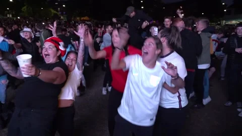 England fans react as Lionesses roar into Euro final Video stock 201969392