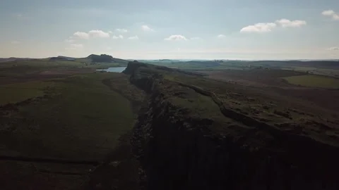 ENGLAND - HADRIAN'S WALL LARGE VIEW OF THE BORDER AND CLIFF Vidéo 203935254