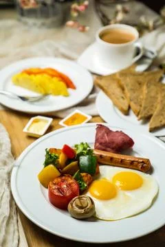 English breakfast with vegetable salad include tomato, potato, lettuce leaf.. Foto stock