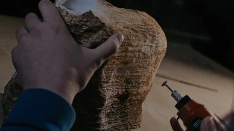Engraver tool in the hands of the master. Media. Sculptor work on the craft with Видео 229967334
