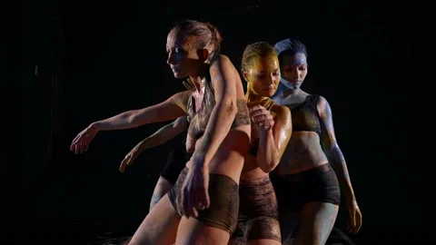 Enigmatic dance performance of group of young women covered by paints, dancers Vidéo 168123573