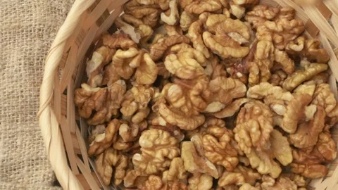 Enjoy the experience of tasting Delicious Walnuts presented beautifully in a Stockbeeldmateriaal 289291116