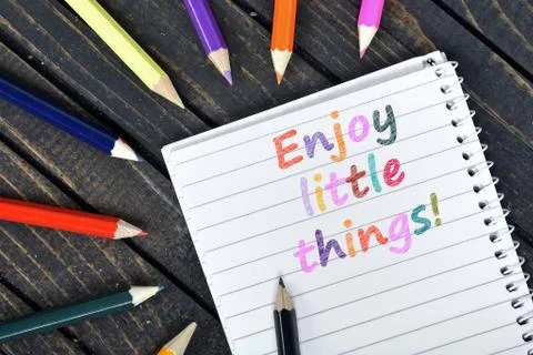Enjoy little things text on notepad Stock-Fotos