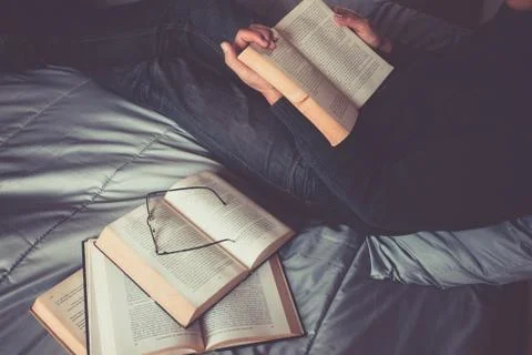 Enjoy reading  book in bed. Foto stock