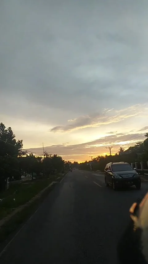 Enjoy the sunset in the evening Video stock 233391411