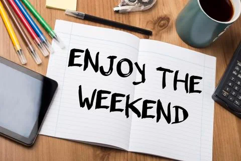 ENJOY THE WEEKEND - Note Pad With Text On Wooden Table Foto stock