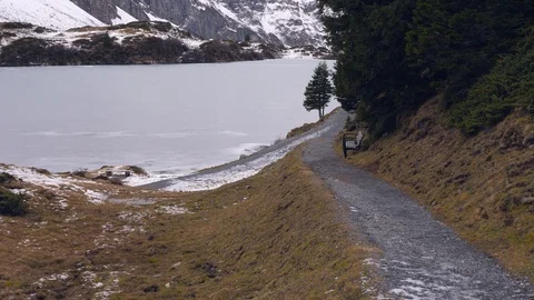 Enjoy the winter in the mountains 库存影片 100980208