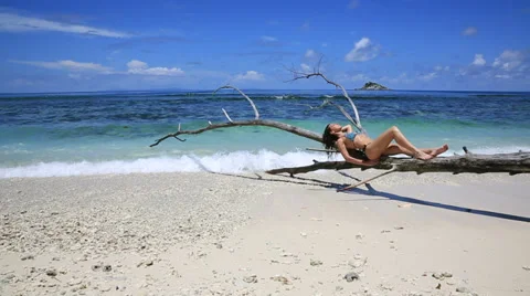 Enjoying a beautiful beach 動画素材 36092335