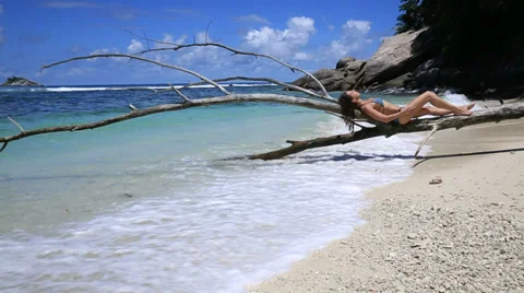 Enjoying a beautiful beach Vidéo 36092371