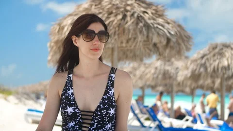Enjoying the breeze on the beach Video stock 87170549