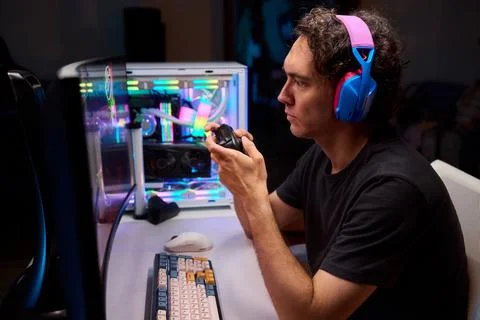 Enjoying an exciting gaming session with a controller and large screen for Foto stock