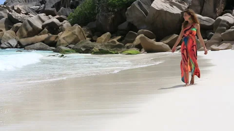 Enjoying an exotic beach 動画素材 36162888
