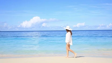 Enjoying an exotic beach Vidéo 84397979