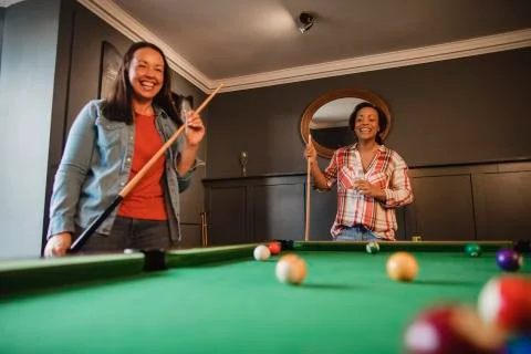 Enjoying a Game of Pool Stockfoto's