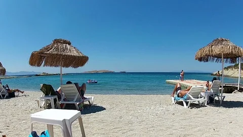 Enjoying a holiday at the beach 動画素材 104632452