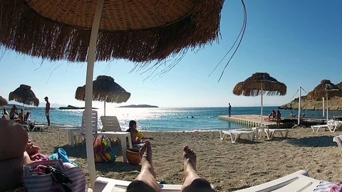 Enjoying a holiday at the beach Видео 104640992