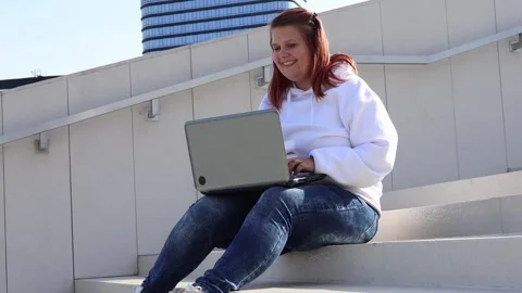 Enjoying a moment of creativity while working outdoors in the city Vídeos de archivo 295275648