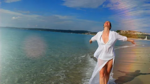 Enjoying the sea Video stock 43976603