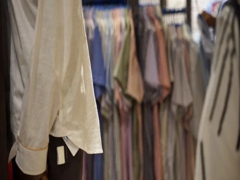 Enjoying shopping Vidéo 112608903