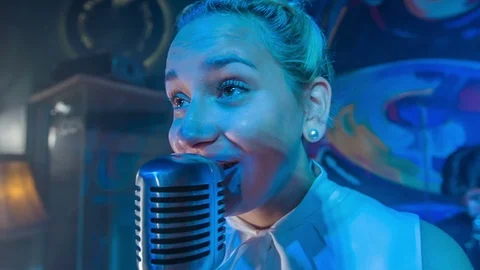 Enjoying singing a lot Video stock 112190605