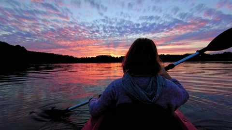 Enjoying the sunset while being on kayak Video stock 150901521
