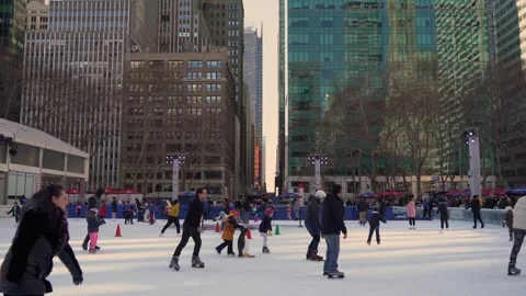 Enjoying the Winter Fun at the Ice Skating Rink located in the City Vidéo 291508951