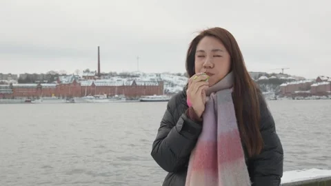 Enjoying a Winter Snack by the Waterfront Видео 333582199