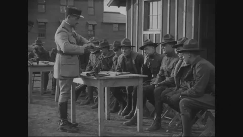 Enlisted men perform operation field artillery on officers order - 1917-1918 Vídeos de archivo 83702685
