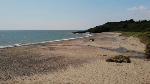 Ennereilly beach ascending then static then pan aerial shots Vidéo 93625644