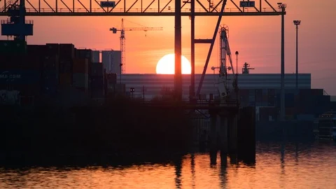 Enns, austria, 23 march 2019, sunset at the danube harbour of enns 스톡 동영상 126918946