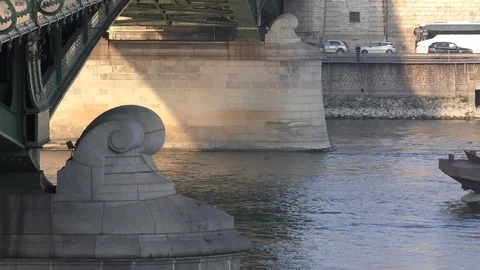 An enormous barge get through  bridge Liberty Vidéo 118985792