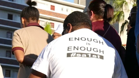 Enough is Enough T shirt at Jacob Zuma no confidence vote march to parliament Vídeos de archivo 78550450