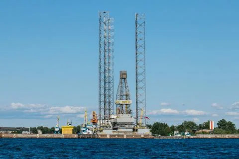 Ensco 101 floating drilling rig,drilling cranes,vessels and mining platforms in Foto stock