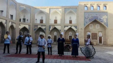 The ensemble performs national Uzbek dances and songs. 動画素材 129537877