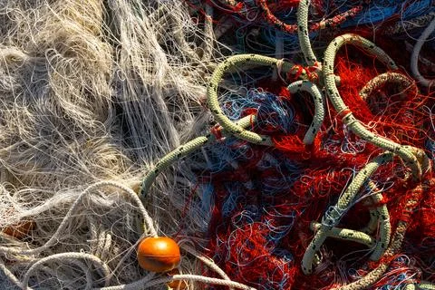 Entangled Red and White fishnet texture background 库存照片