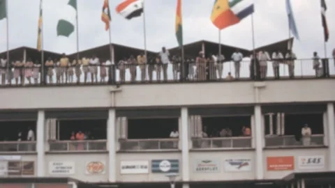Entebbe, Uganda - 1971: Passengers stand on the airport terminal building Vídeos de archivo 171121553