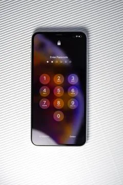 Enter passcode on the iphone Xs display emergency button Foto stock