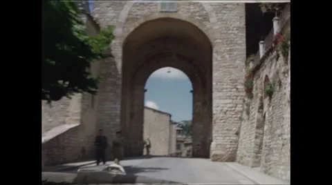 Entering an Arch in Assisi Video stock 47971448