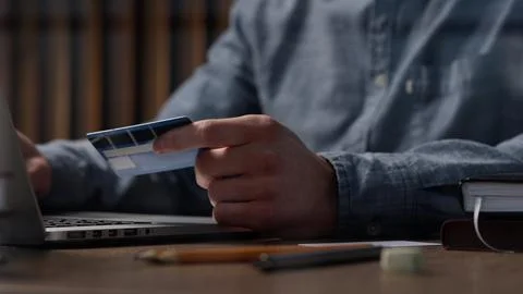 Entering data from the card on the computer for business payments Foto stock