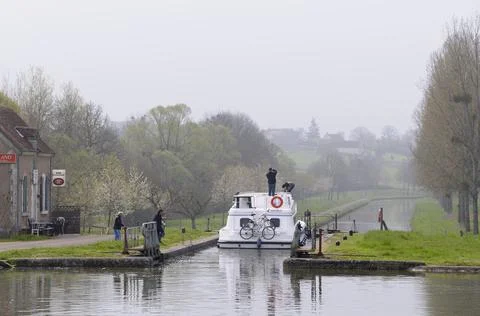 Entering the lock, Ecluses 7-8 Chavance, Le Brioux, Achun, Nievre, Burgundy, Fra Stock Photos