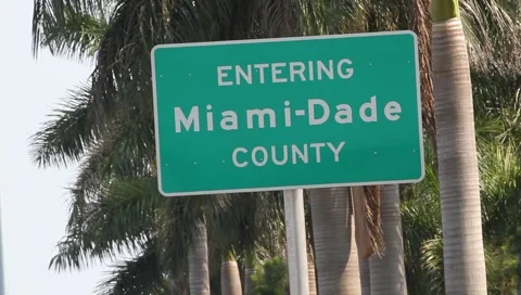 Entering Miami-Dade County Expressway Sign Along I-95 Vidéo 6929946