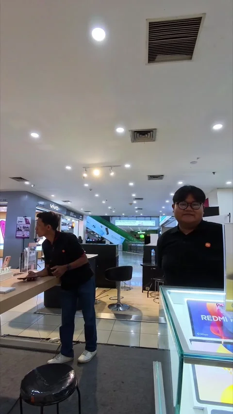 Entering a mobile electronics store Stock Footage 333427092