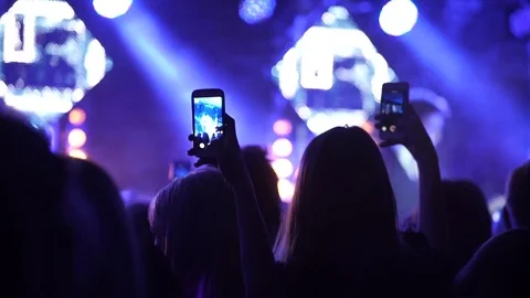 Entertainment programme starting on the stage. Crowded hall is waiting for Vidéo 80176524