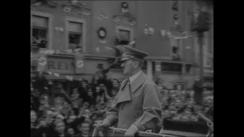 Enthusiastic crowd cheers Hitler, waves swastikas Video stock 252516977