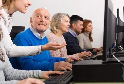 Enthusiastic senior man taking computer lessons Foto stock