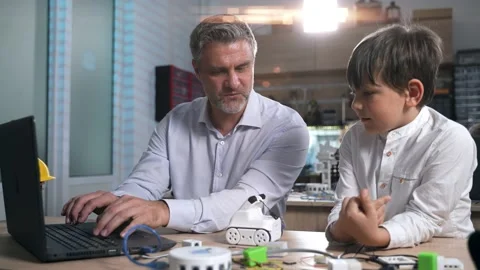 Enthusiastic teacher shows how to programme robot Vidéo 211483277