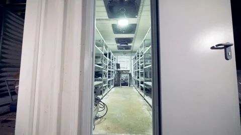 Entrance to an equipped mining rig with functioning cooling system 動画素材 88654121